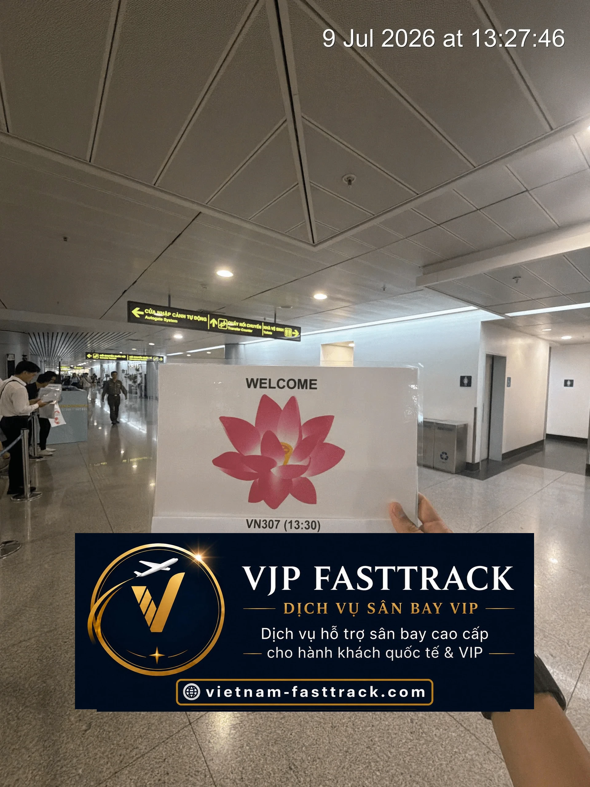 Nhân viên VJP FASTTRACK chuẩn bị đón hành khách chuyến VN307 tại sân bay Tân Sơn Nhất