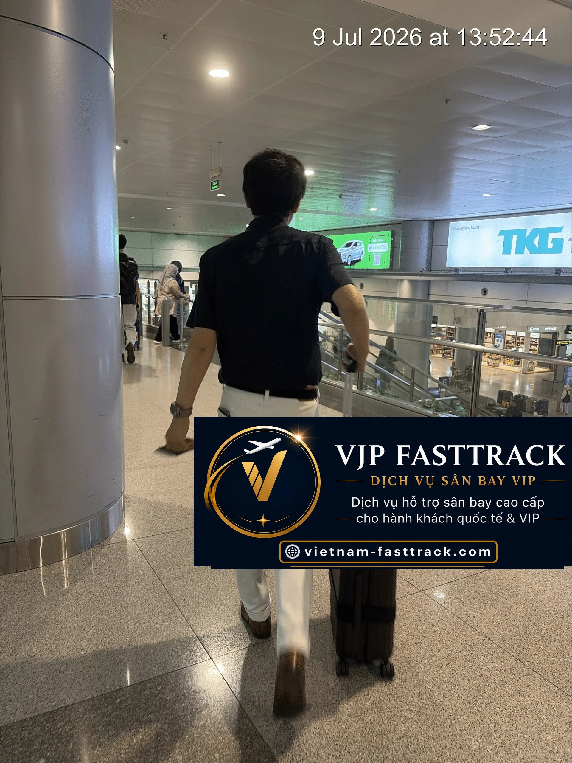 Hành khách di chuyển trong sân bay sau khi hoàn thành dịch vụ Fast Track