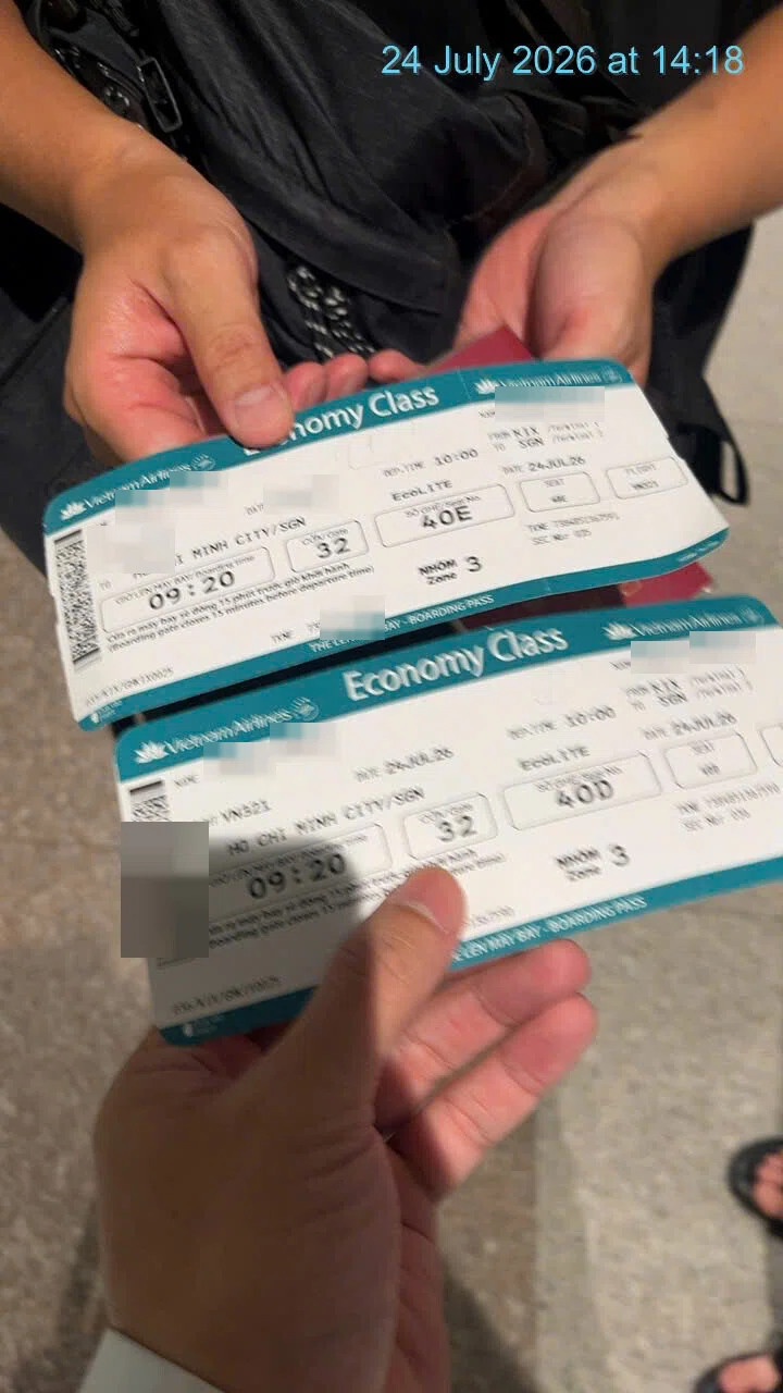 VN321 boarding information checked during arrival assistance at Tan Son Nhat International Airport