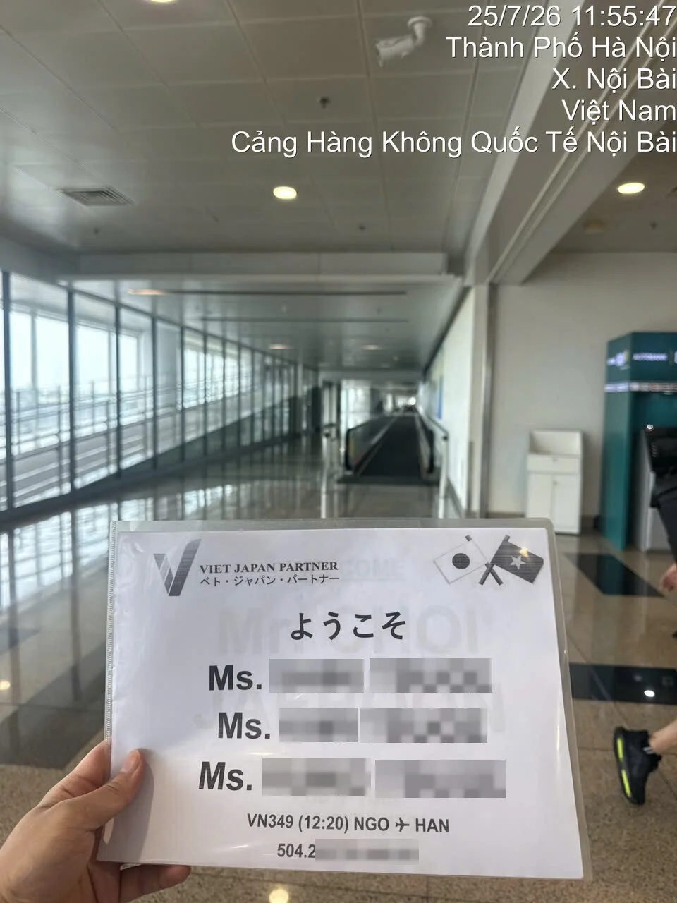 ノイバイ国際空港でVN349便のお客様を迎えるスタッフ